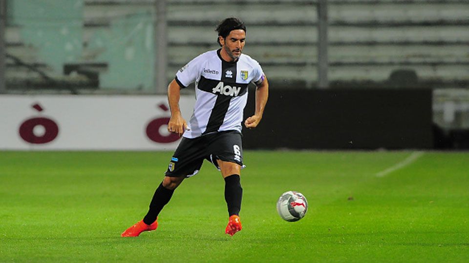 Alessandro Lucarelli, kapten Parma saat mengontrol bola. Copyright: © Massimo Morelli/Pacific Press/LightRocket via Getty Images